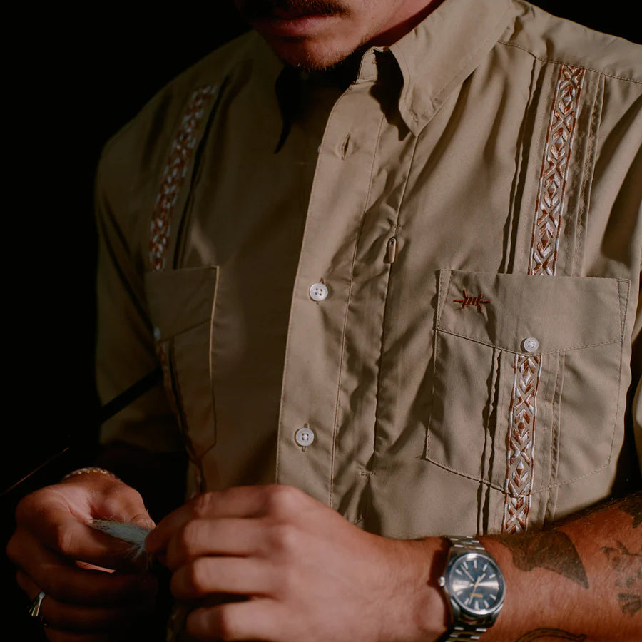 GUAYABERA LIBRE - CUERO